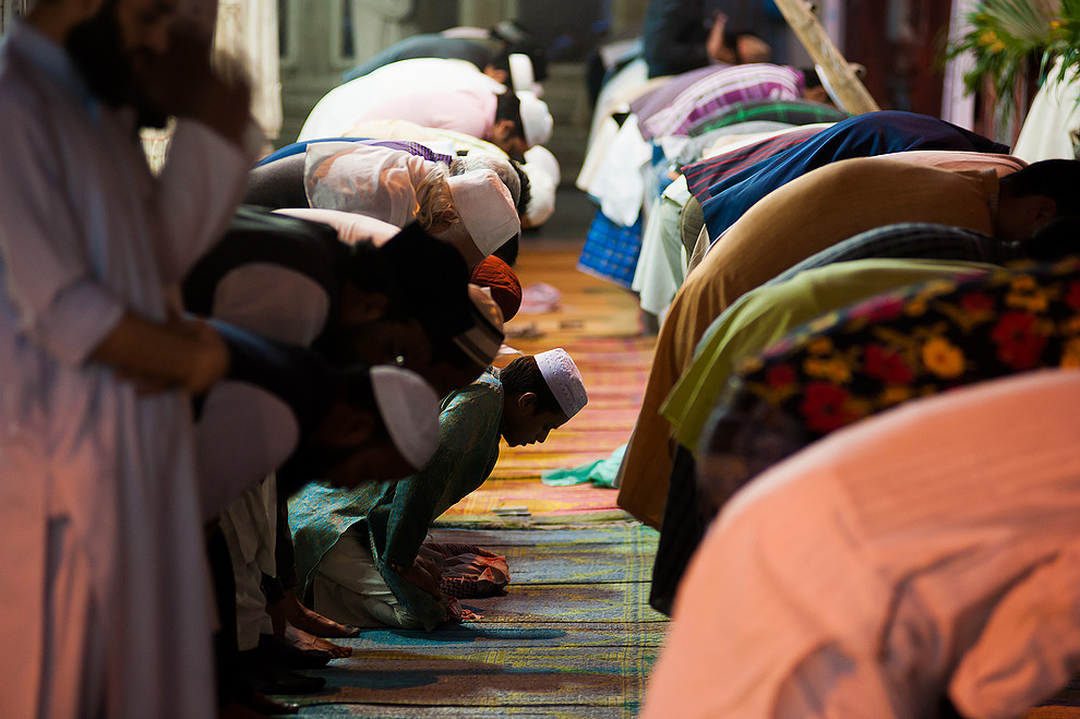 Namaz - muzułmańska modlitwa (Hazrat Nizamuddin Dargah)